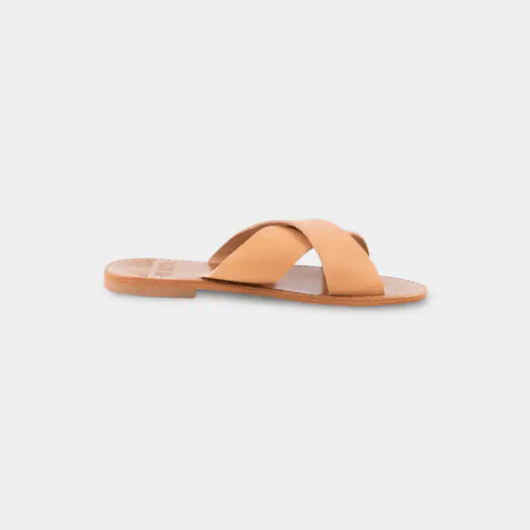 Tan leather crossed-strap flat sandal made in Italy