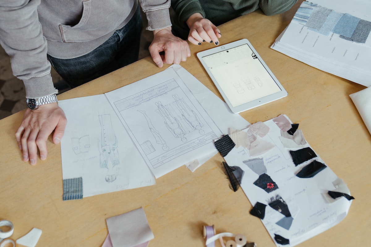Checking prototypes during sampling, the stage where proximity to the manufacturer shortens every correction.