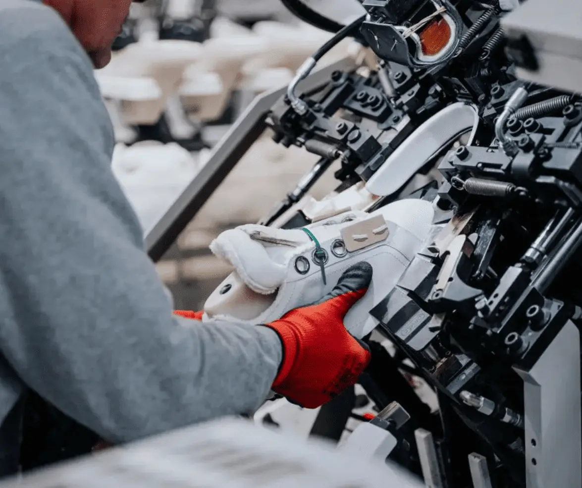 Specialized machinery in a clothing workshop, a key factor when choosing a clothing manufacturer.