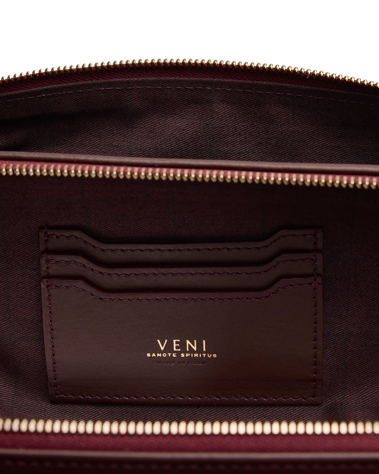 Hannah baguette interior: card pockets and gold Veni logo on bordeaux leather