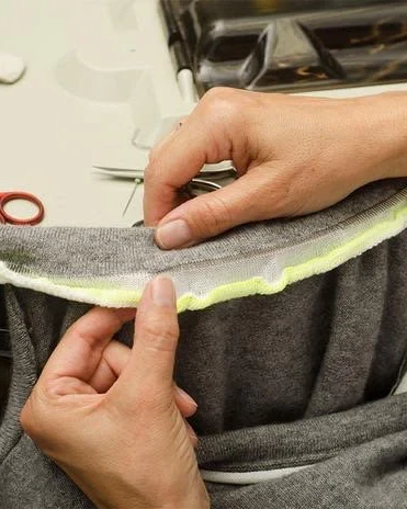 Hand-finishing the edge of a knitted panel